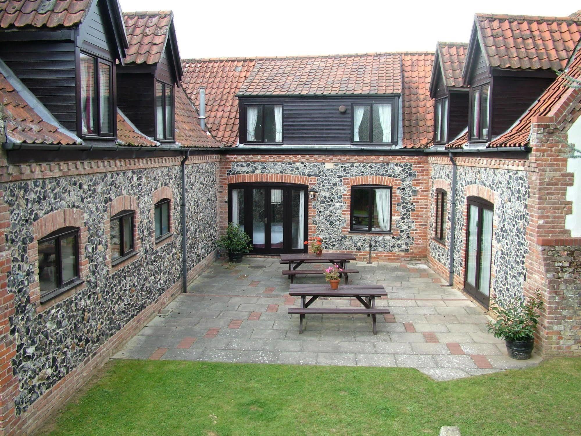 The Crown Hotel Mundford Exterior foto